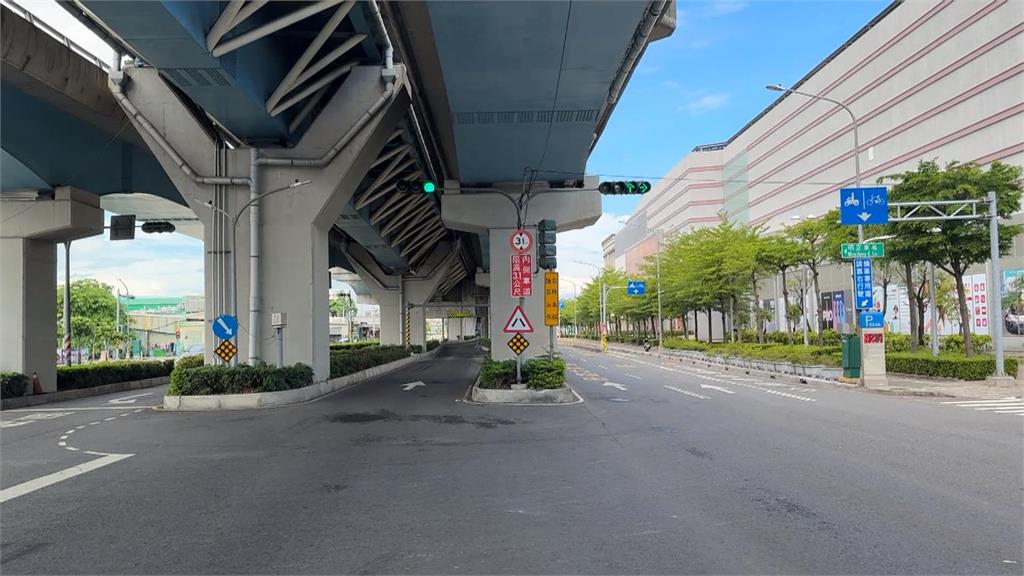 休旅車疑未禮讓「整台開上小黃引擎蓋」 目擊者傻眼:什麼神仙技術?
