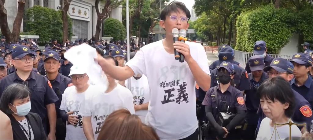 陳佩琪挺黃國昌強撐不送醫!阿北前幕僚見一幕「老師收工沒幫PG」吐槽了