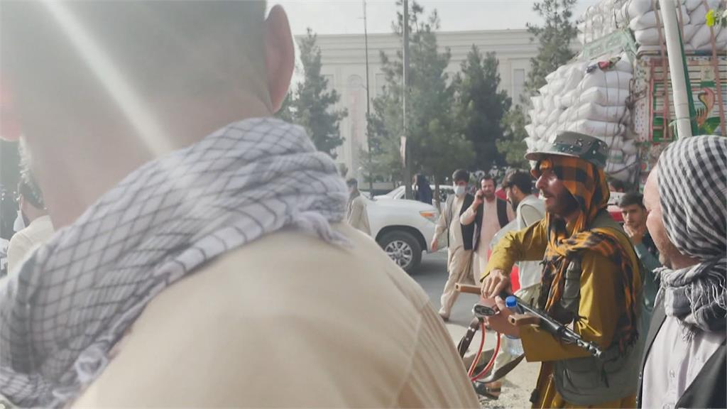 塔利班舉槍阻民眾往機場　女記者被要求遮住臉