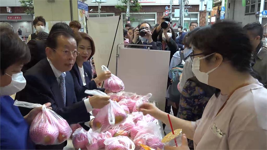 周春米赴東京百貨宣傳 日本民眾搶購台灣芒果