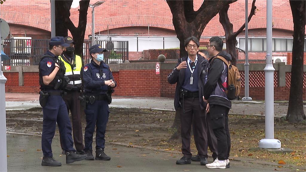 年初五罷洪孟楷人潮多！　民眾不畏風雨排隊簽連署
