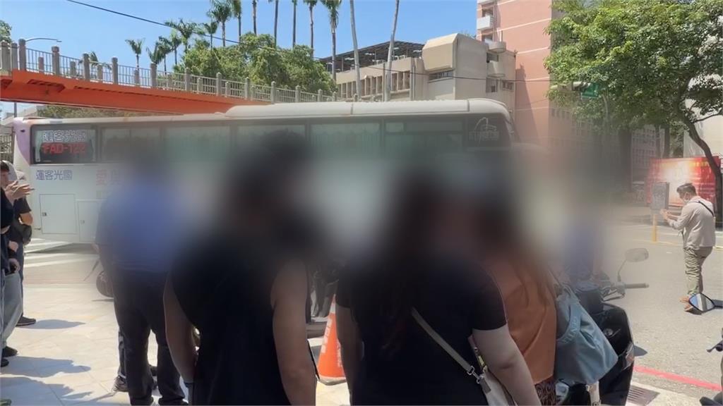 驚悚事發畫面曝光！　新加坡婦到台中旅遊「遭客運撞」捲車底