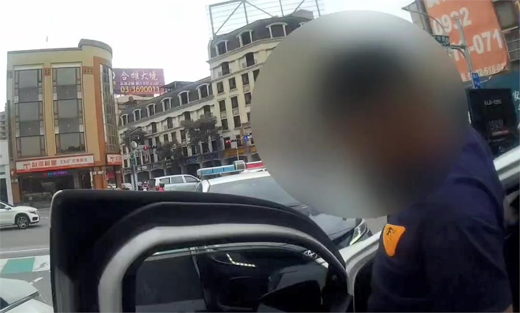 扯！男在路中央睡1小時　手握「喪屍煙彈盒」