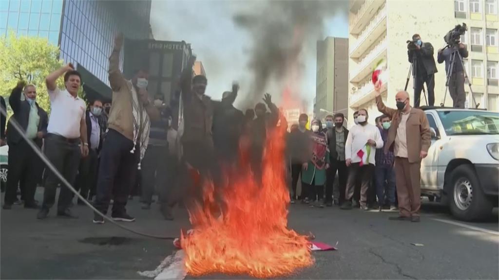伊朗人質事件42週年　民眾焚燒美國國旗示威