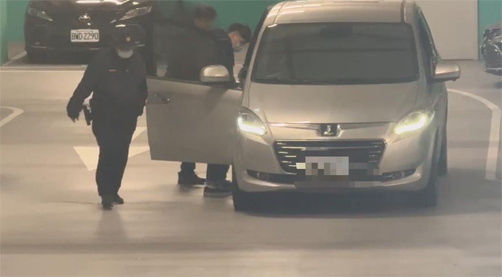 快新聞／狂砍父母37刀！蘆洲逆子移送新北地檢署　家屬狂敲車窗嗆「畜生」