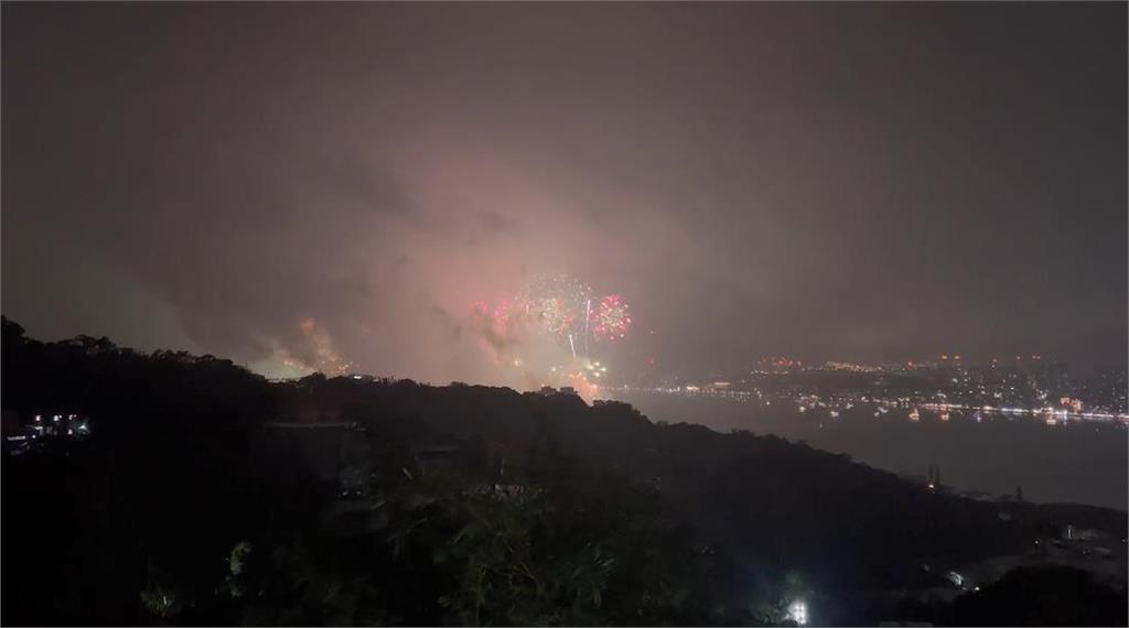 快新聞／告別2025！跨年夜淡水煙火畫面曝光了