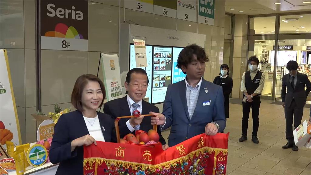 周春米赴東京百貨宣傳 日本民眾搶購台灣芒果