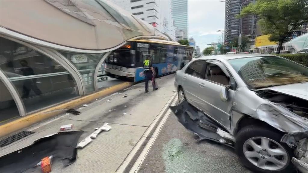台中台灣大道恐怖車禍！　公車遭追撞「硬闖」衝進BRT站