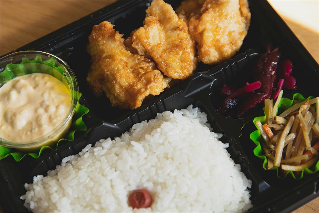 一票人微波剩菜前都少做「1動作」!專家示警:恐吃下細菌食物中毒