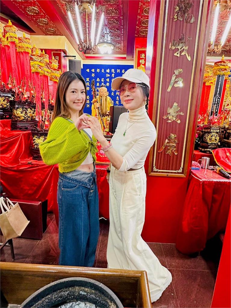 「八點檔小可愛」揪67歲陳美鳳拜月老!她拿紅線露嬌羞表情:願望放心裡