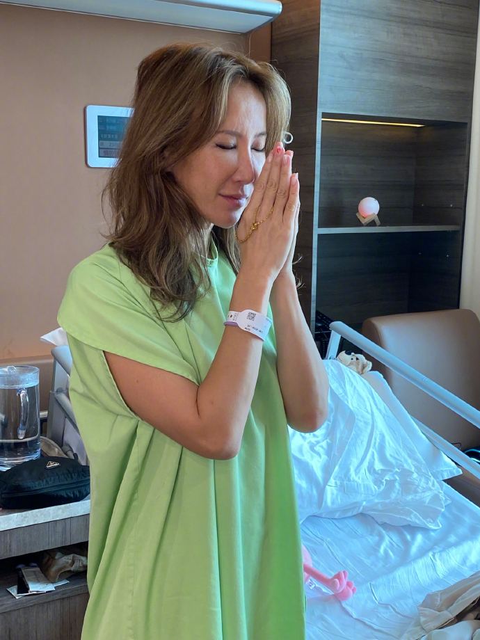 李玟超寵粉!忍痛「踮左腳唱歌」影片曝光網心疼 李玟超寵粉!遊樂園忍痛「踮左腳唱歌」影片曝光網心疼:看了想哭