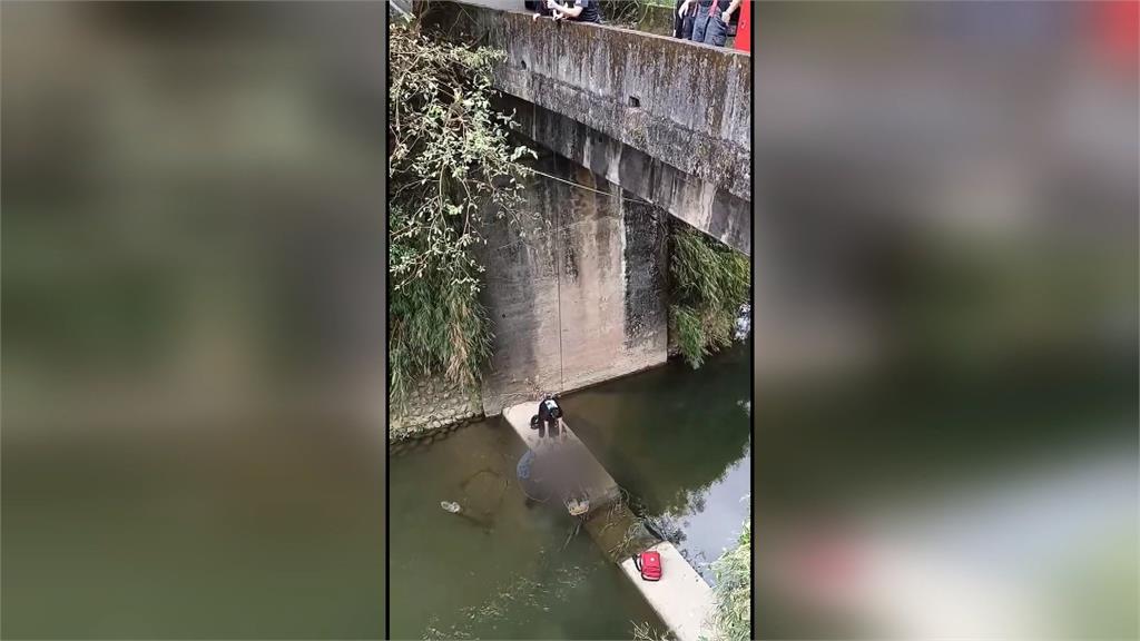 台3線三灣段皮卡擦撞機車 騎士飛墜9米深溪床