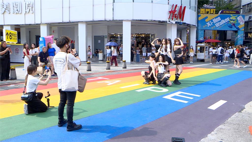 受中國指示統戰？　網紅鬧區拍片舉五星旗喊「中國台灣省」