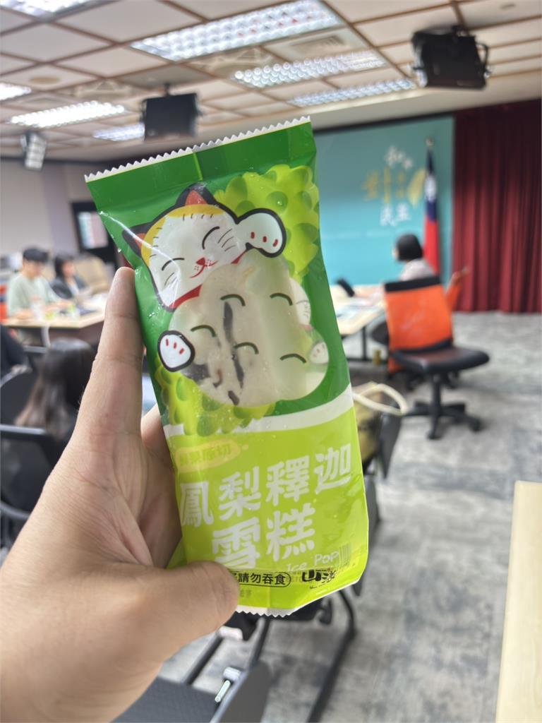快新聞／梁文傑說到做到　記者會突拿出鳳梨釋迦雪糕「上次說要請大家吃的」