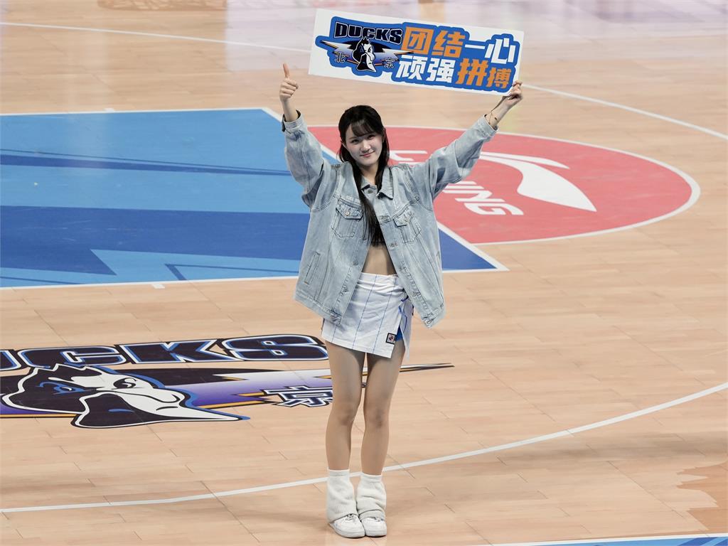 CBA/CBA掀起台式應援旋風!啦啦隊女孩李宏薪和「台灣隊長」陳盈駿相見歡