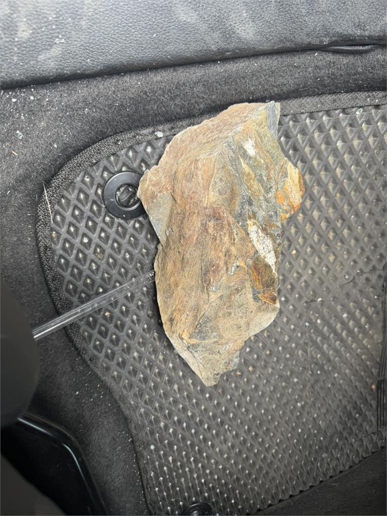 中橫便道又有落石！　轎車擋風玻璃遭砸釀1乘客傷