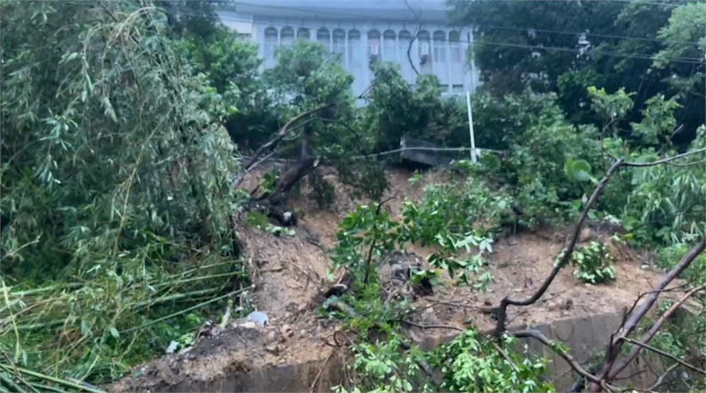 快新聞／畫面曝光！新北瑞芳高工旁土石崩塌　道路暫時雙向封閉