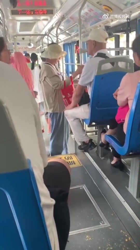 正妹Coser搭公車被轟噁心 中國老翁嗆「滾回日本」:沒父母教