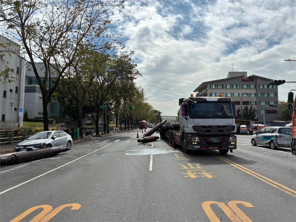 快新聞/飛來橫禍!高雄聯結車疑急煞車 鋼製品掉落波及轎車