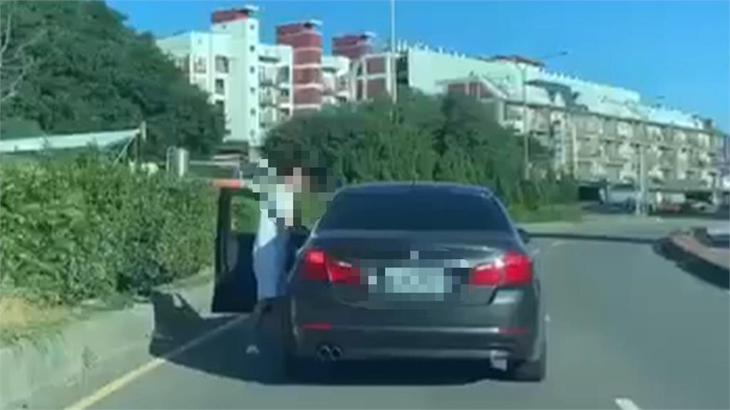 誇張!沿路逼車險撞 男突路中下車「插腰比YA」