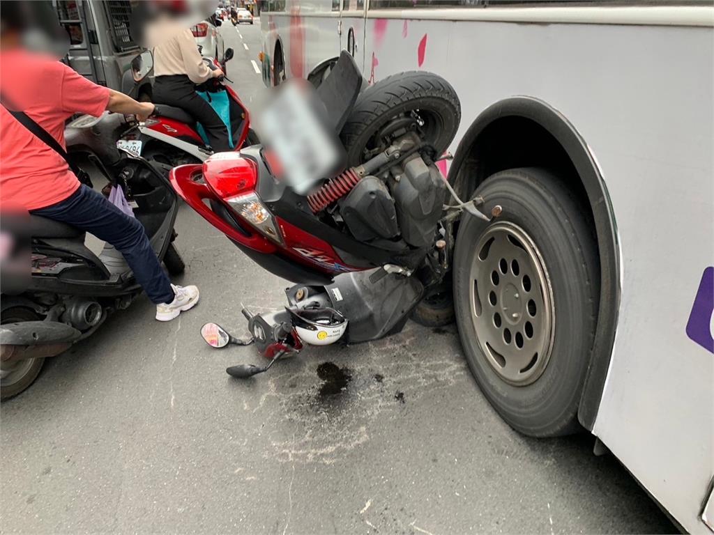 快新聞/驚!新北新莊「公車輾壓機車」 警消趕抵現場救援