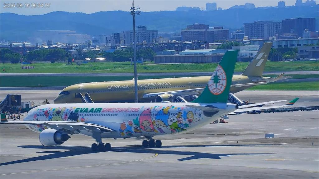 國籍航空藝術機「空山金」抵台　　「金銀雙機」同框飛機迷搶拍