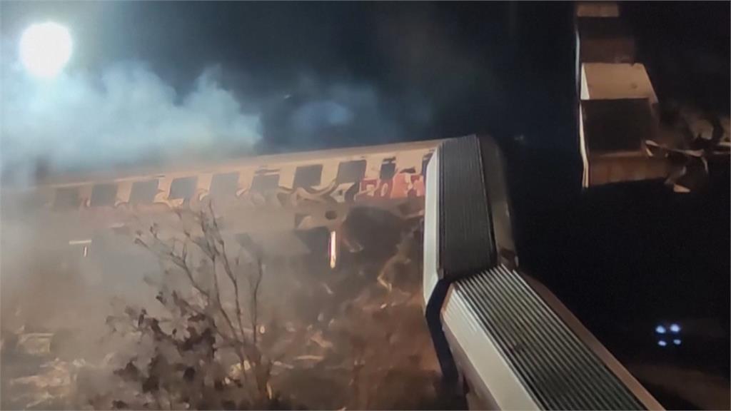 希臘火車相撞、車廂起火　車廂嚴重變形扭曲傷亡慘重