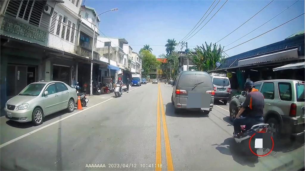 被市場違停車輛包圍動彈不得　騎士才停幾秒被檢舉吃罰單