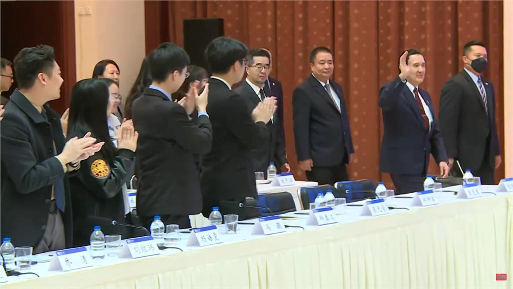 赴復旦大學再秀湖南話 馬英九撞倒椅子、刮鬍子刮傷意外成焦點