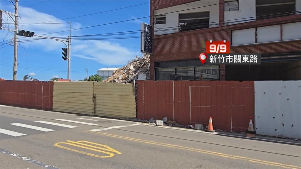 天降磚頭！新竹建商拆「磚頭砸落」　路過騎士險遭砸　市府回應了