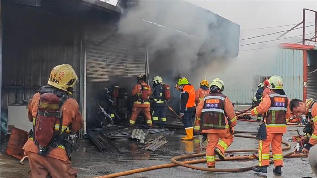 快新聞/上班注意!淡水工廠爆發惡火「黑煙滾滾沖天」 駭人畫面曝光了