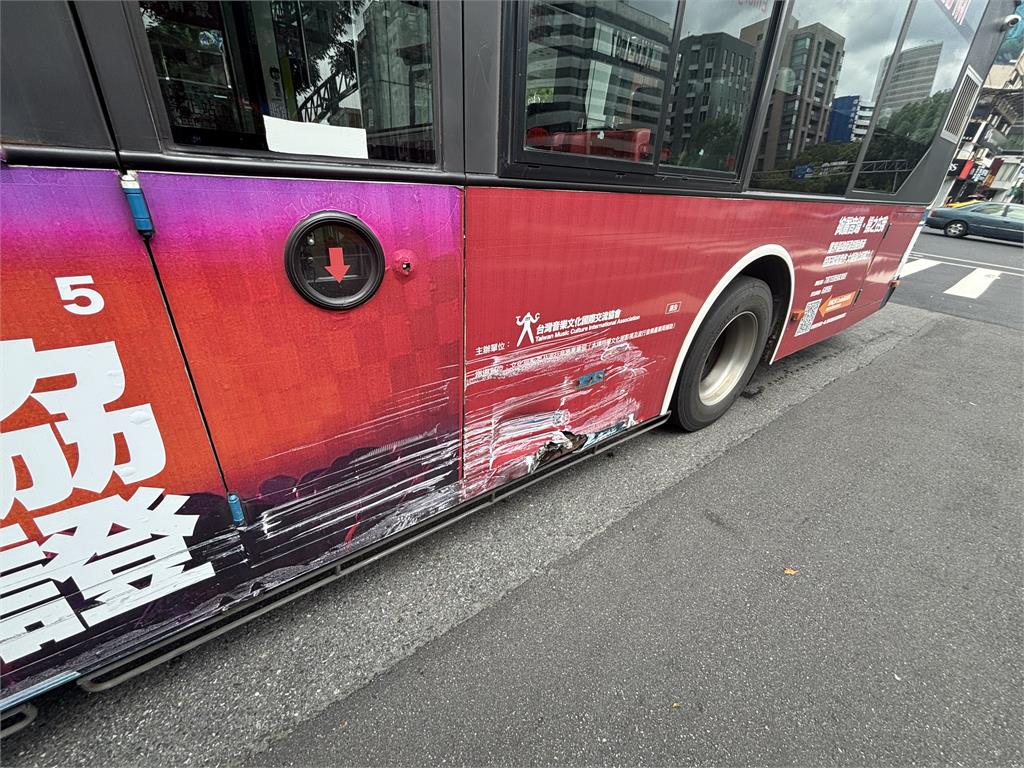 快新聞/怕!北市計程車煞車故障 車頭右偏撞公車畫面曝光