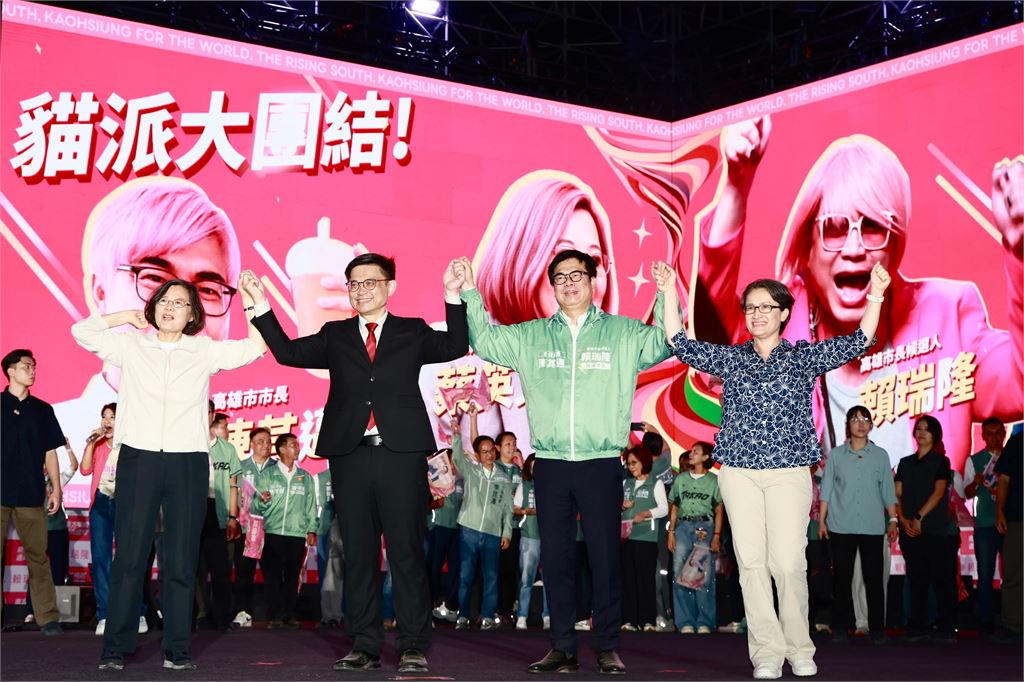 蔡英文衝高雄「驚見整頭大爆改」！突點1事「猛出賣陳其邁、蕭美琴」網笑瘋：興奮到爆