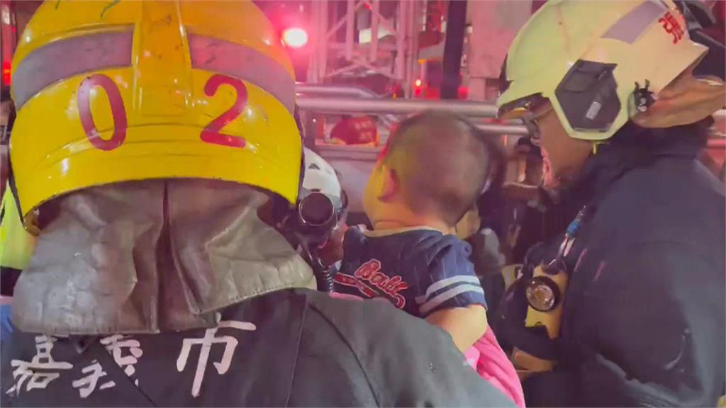 嘉義集合住宅火警!三大三小受困陽台 消防隊出動雲梯車馳援