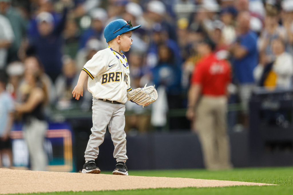 MLB(影)/4歲萌孩搶盡大谷翔平鋒頭!網紅小神童從車庫玩到大聯盟嗨翻釀酒人主場