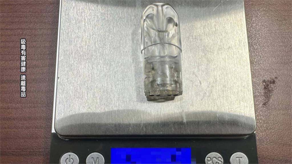 扯! 車停路邊高調吸毒 駕駛見警盤查主動交出喪屍煙彈