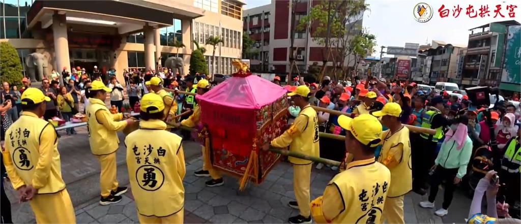 「粉紅超跑」沒停駕彰化市議會　突轉向直衝警局交通隊…員警嗨翻了！