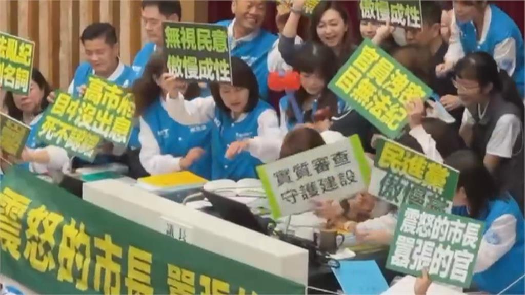 總預算審查爆衝突！陳其邁趕場防颱會議離席引藍營不滿