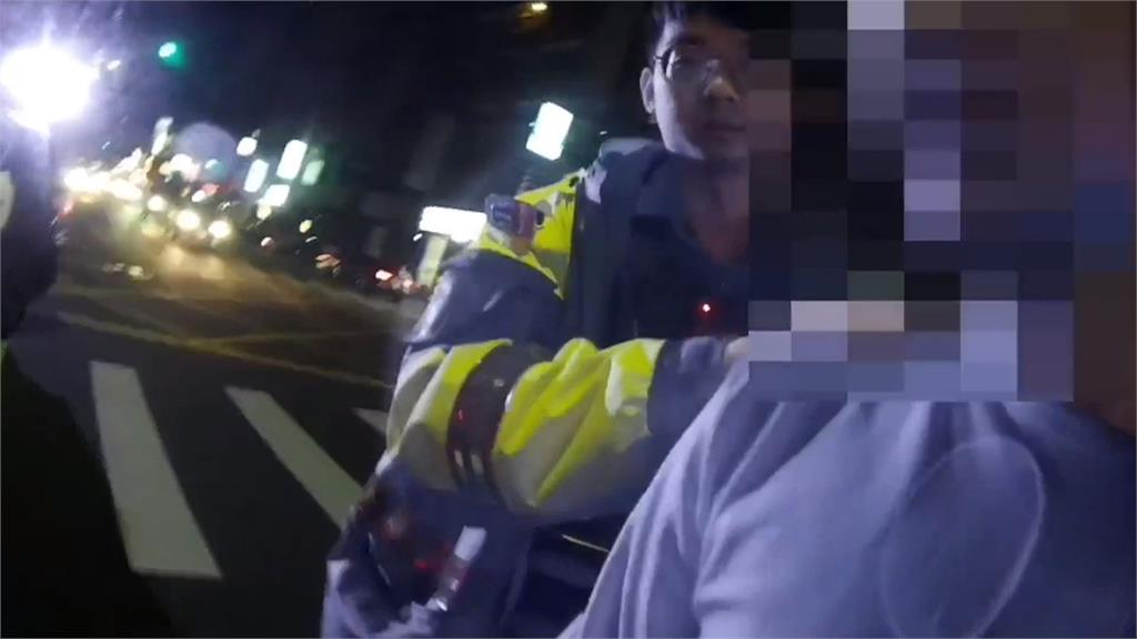 吸毒吸到恍神違停　男遭警方盤查赫見35包毒咖啡