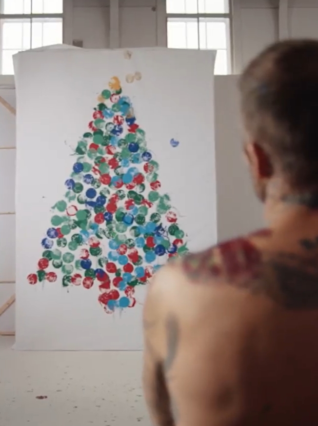 貝克漢「黃金右腳」踢出巨型聖誕樹　一秒上空結實身材全曝光！