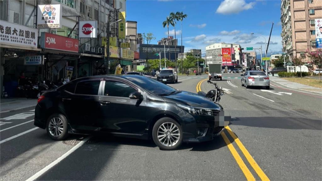 宜蘭轎車違規迴轉撞機車　騎士「前滾翻」落地逃過一劫