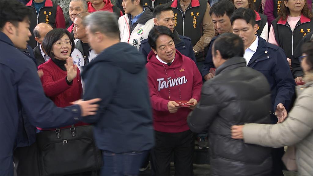 拜廟行程滿檔 總統穿紅衣會鄉親 拜年也力薦蘇巧慧.童子瑋