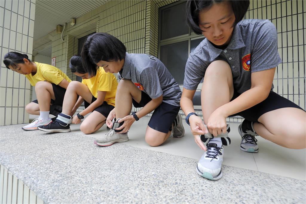 快新聞/校友斷臂仍投身閱兵行列 黃埔熱誠跨世代傳承