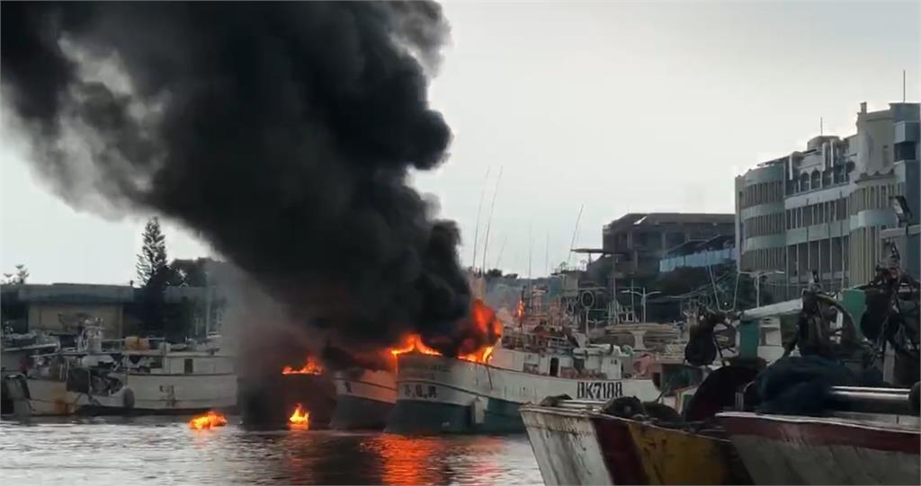 快新聞／屏東東港漁船大火！　4艘船陷入火海畫面曝光