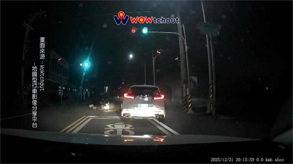 婦人違規穿越馬路被車輛撞飛　驚悚瞬間全被拍下