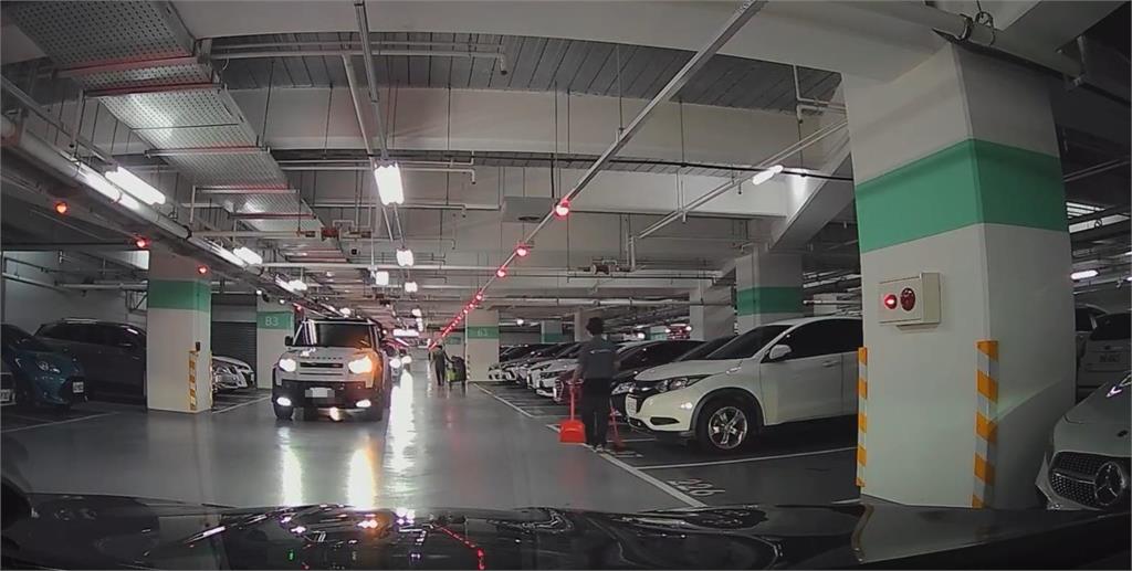 還以為要釘孤支！台中2駕駛搶停車位…他搖車窗「秀出1手勢」結局神反轉