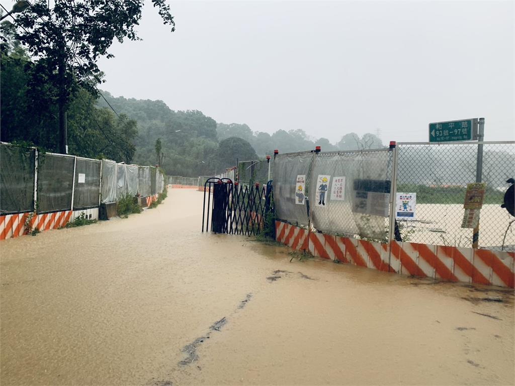 快新聞／狂風暴雨！新北土城、大安路樹傾倒　永和國光路淹水警方急封路