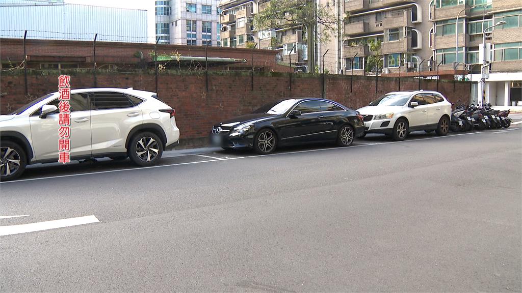 車子停不進!男大生護花代勞 遇警自招「有喝酒」
