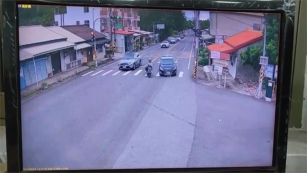為閃轉彎機車 台東警車逆向撞上民宅、號誌燈桿