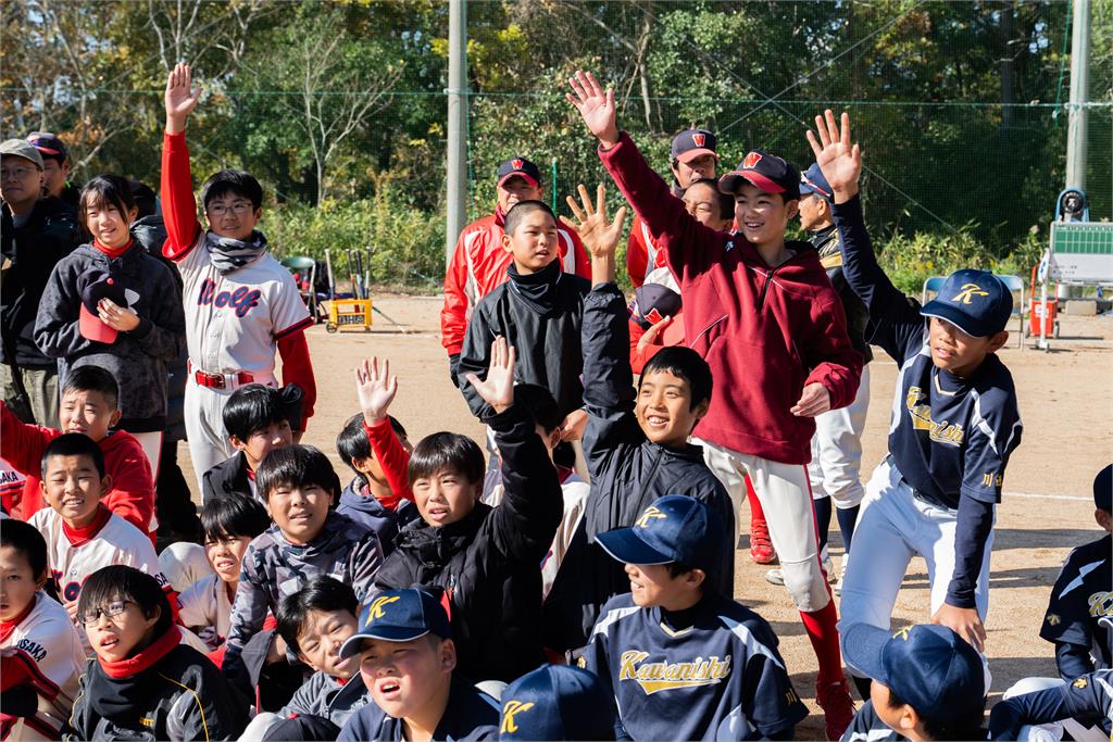 農業部長陳駿季推廣臺灣農產品　贈排骨便當為日本少棒隊選手加油